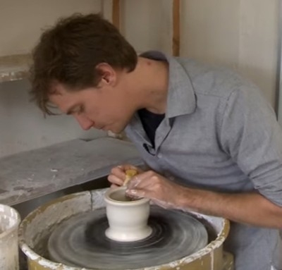 Мъж изработва чинии и чаши от... човешка прах ВИДЕО