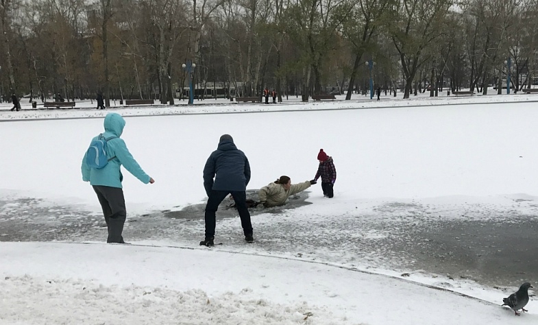Небрежна майка падна под леда и едва не потопи своето 2-годишно дете СНИМКИ