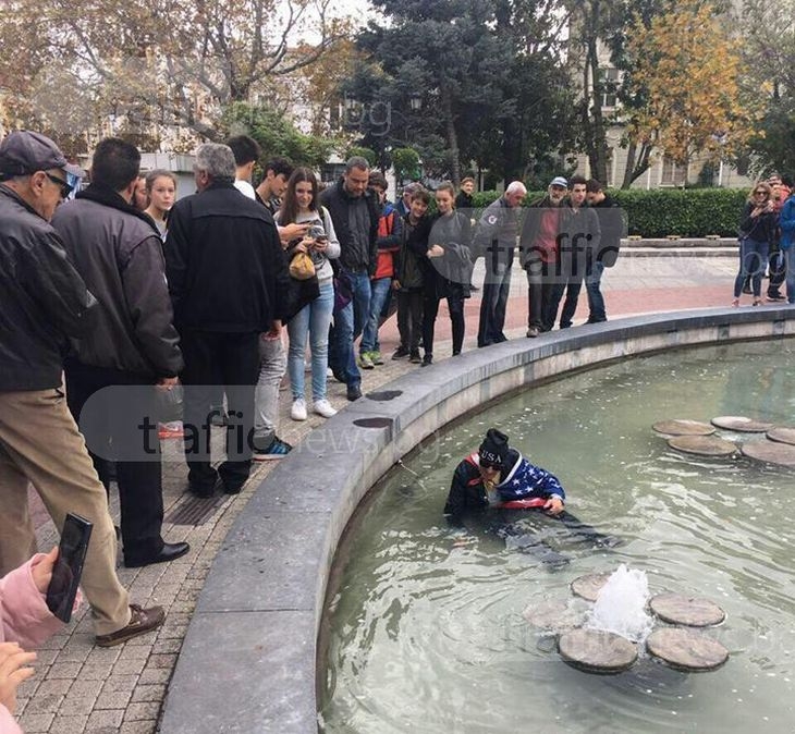 Емоциите от избора на Тръмп се пренесоха и в Пловдив, мъж се хвърли във фонтана пред Общината СНИМКИ
