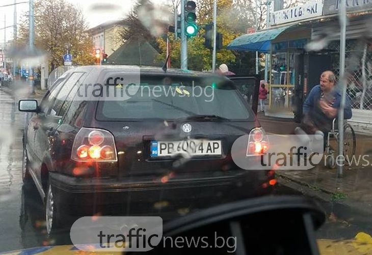 Пловдивчанин спря колата си на зелено, за да даде пари на човек в количка СНИМКИ