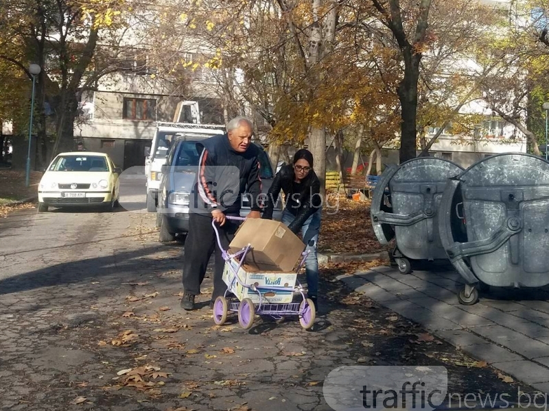 Епидемия от добрина в Пловдив! Млада жена слезе от колата си и помогна на възрастен мъж СНИМКИ