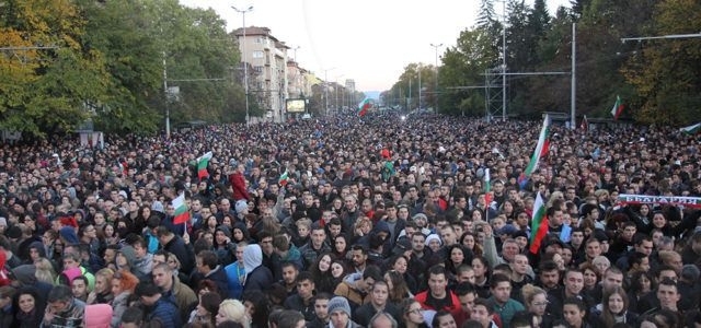 Във всеки град протести срещу резултатите от референдума