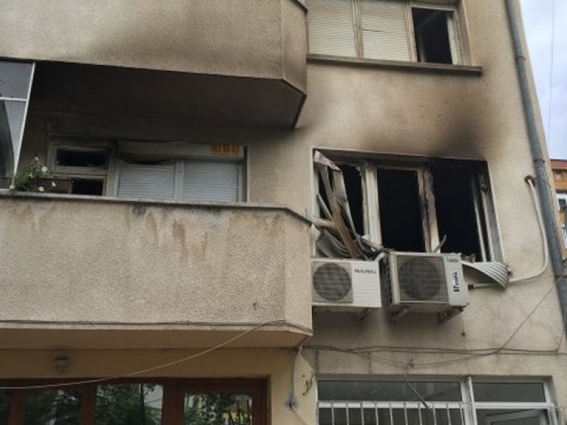 Пожарникари спасиха жена от горящия й апартамент в центъра на Пловдив СНИМКА