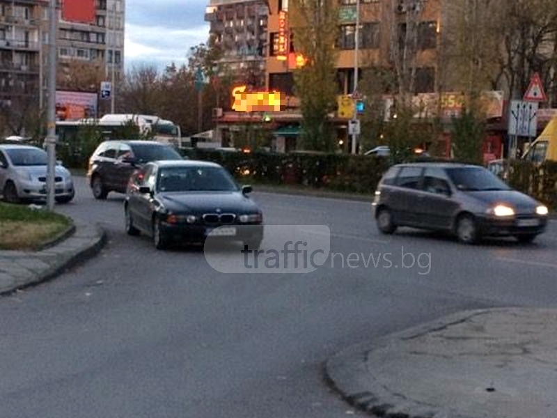 В разрез с учебника и всякаква логика: Шофьор остави БМВ-то си на завой в Пловдив СНИМКИ