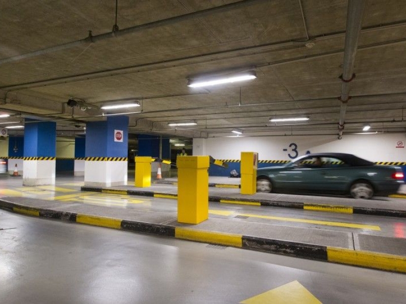 Бариера падна върху мъж в търговски център