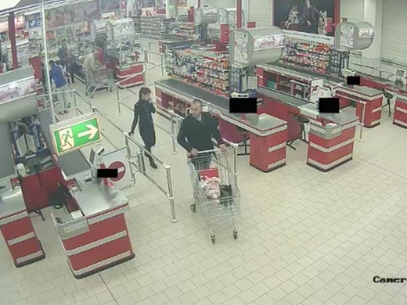 Мъж и жена задигнаха портфейла на възрастен мъж в хипермаркет ВИДЕО