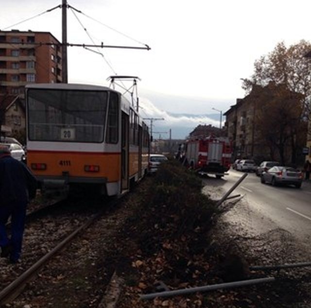 Трамвай блъсна кола пред мол, жена правела ляв завой на червено СНИМКИ