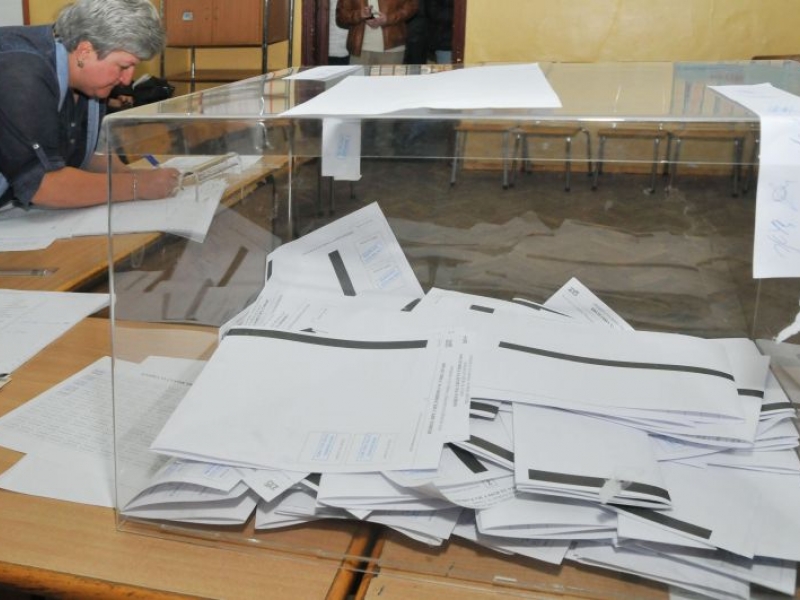 Заради прекъснат ток от бурния вятър, секции ще броят бюлетините на фенери