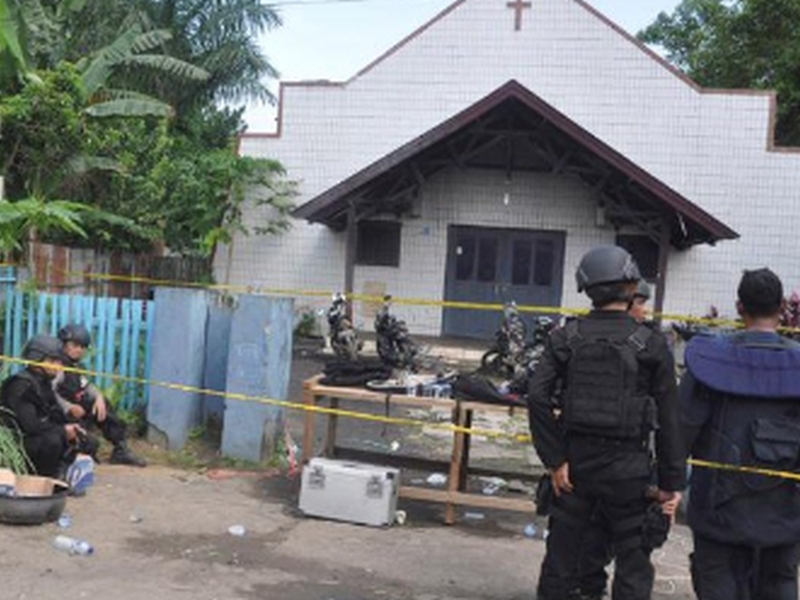 Хвърлиха бомба в църква в Индонезия, четири деца са ранени