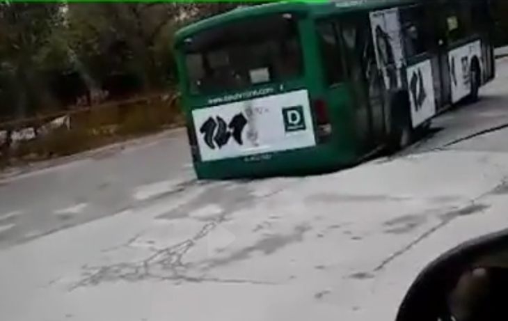 Автобус от градския транспорт пропадна в огромна дупка ВИДЕО