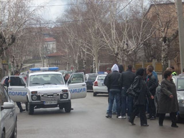 Психичноболен нахлу в училище, заплаши да се запали