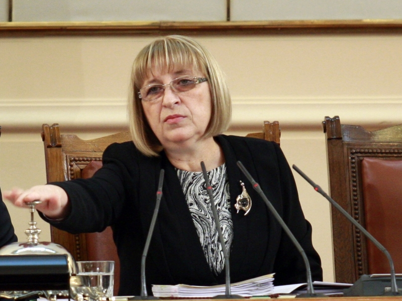 Цецка Цачева няма да подава оставка, остава председател на парламента
