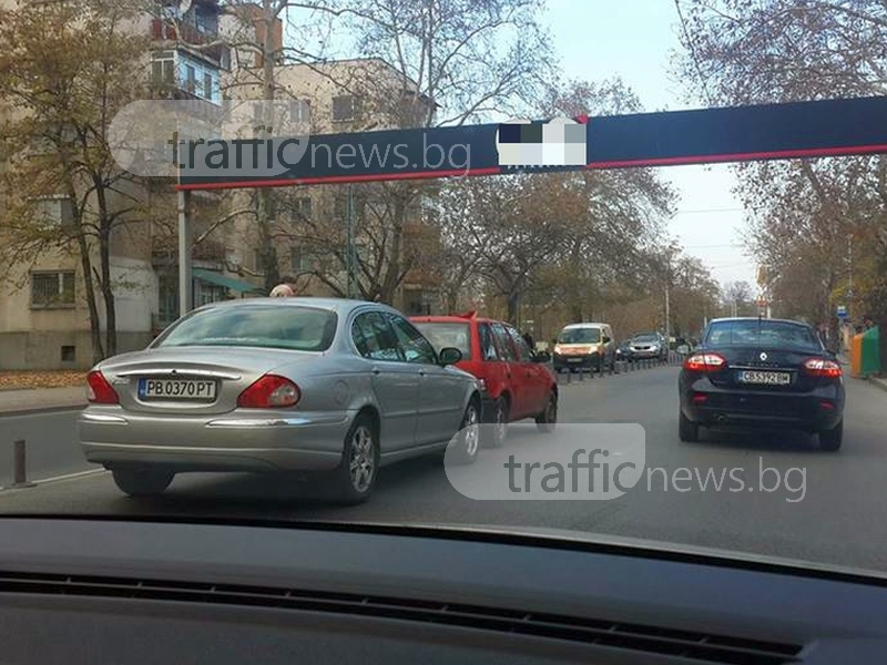 Ягуар се заби в сузуки в Пловдив! Катастрофата затапи булевард Източен СНИМКИ