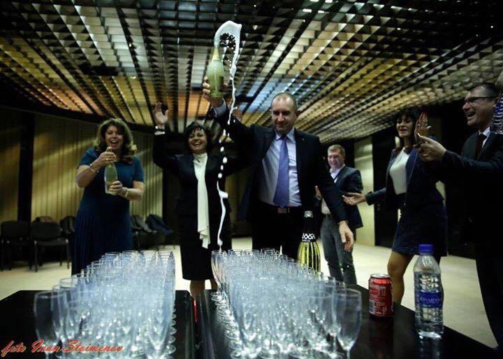 Три жени и един мъж отпиха първи от победното шампанско на Радев - защо те? СНИМКА