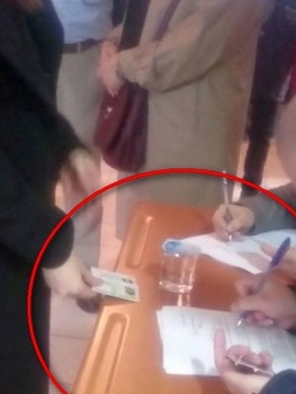 Скандално ВИДЕО показва как жена гласува с три лични карти СНИМКИ и ВИДЕО