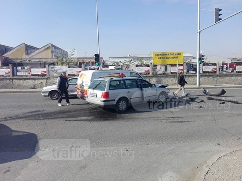 Три коли се размазаха на Брезовско шосе, движението е затруднено СНИМКИ