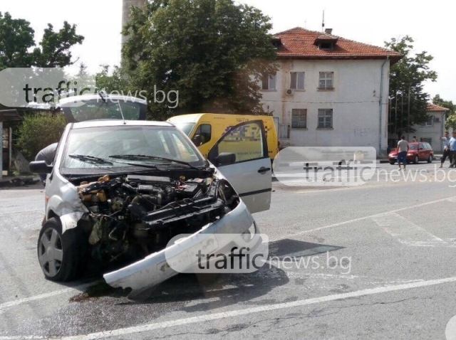 Кола се заби в камион край Пловдив, шофьор е в болница