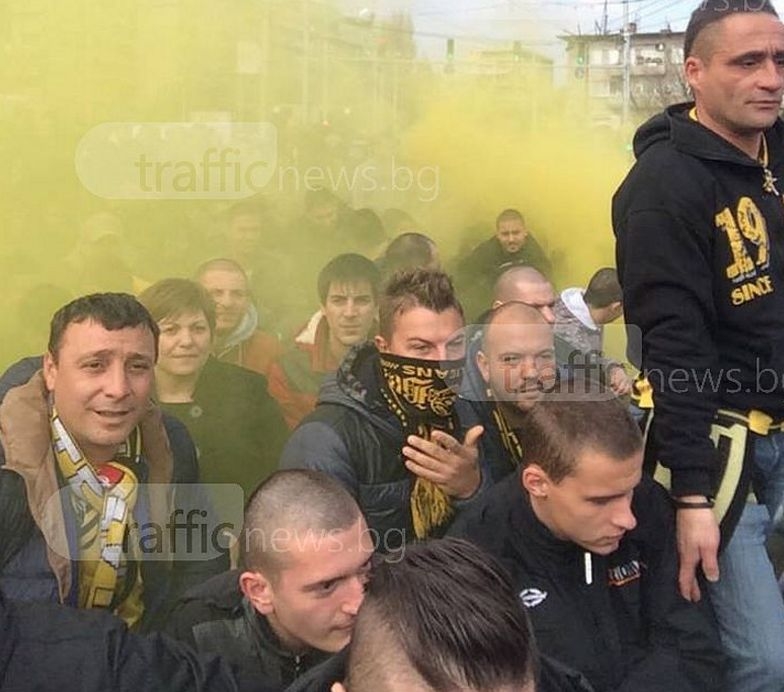 Локо Пловдив поведе в градското дерби! Ето как феновете на Ботев стигнаха до стадиона ВИДЕО  