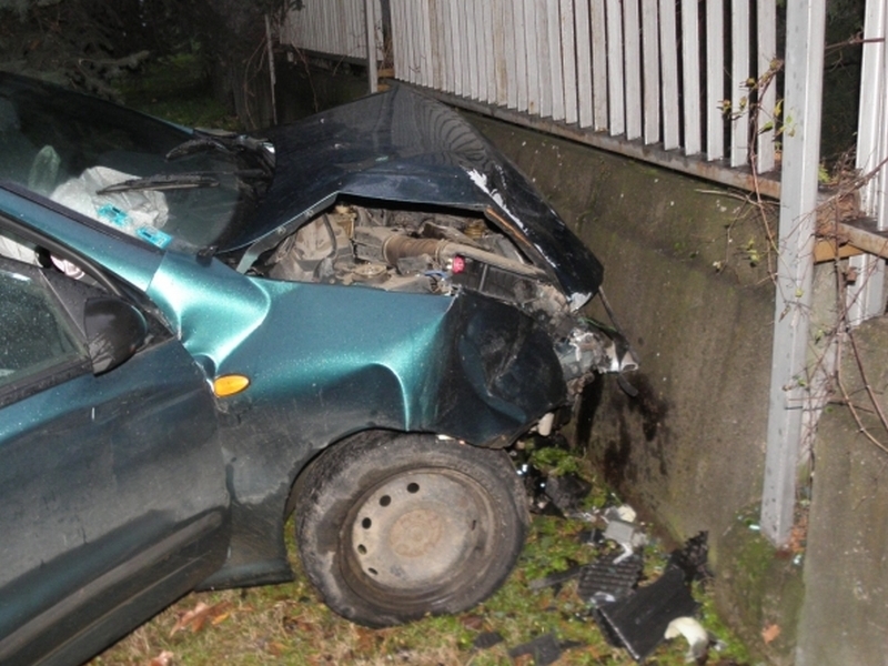 Пиян шофьор се заби в оградата на къща