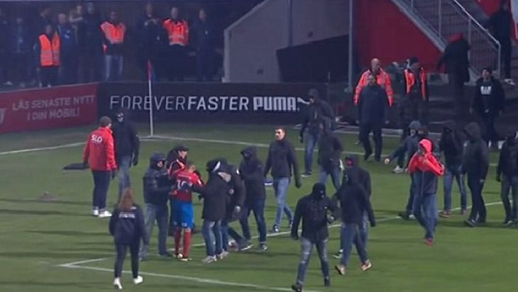 Ултраси нахлуха на терена в Швеция, опитаха да съблекат футболист ВИДЕО