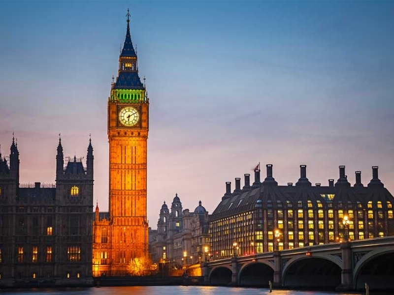 Българи спят на улицата в Англия, измамили ги с обява за работа