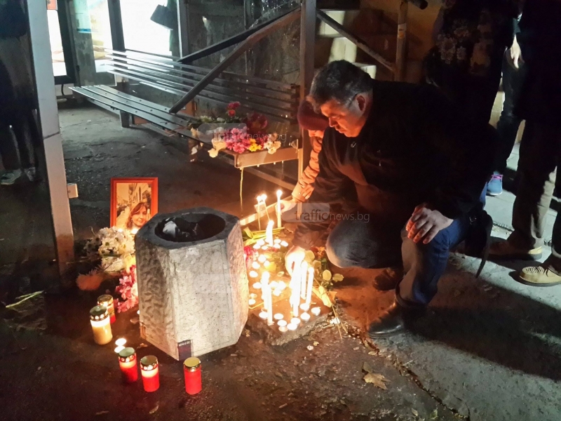 Протест, свещи и сълзи в памет на жертвите на бул. Руски в Пловдив СНИМКИ и ВИДЕО