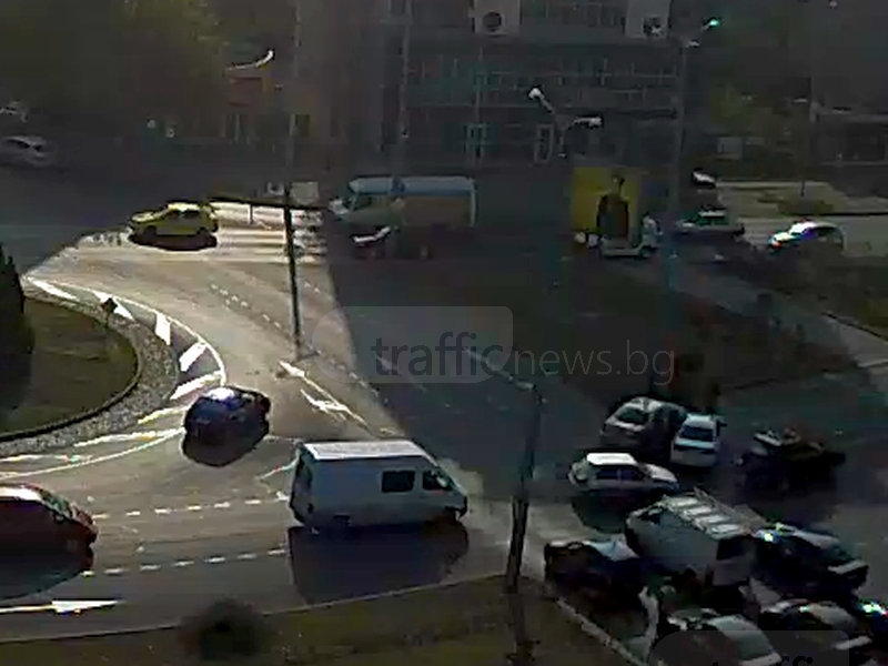 Мерцедес и БМВ се удариха на колелото на Панаира, запушиха движението СНИМКИ