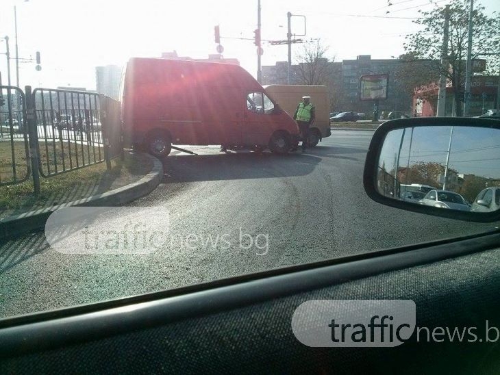 Брони и стъкла се разхвърчаха на кръстовище в Пловдив! Два буса се удариха СНИМКИ