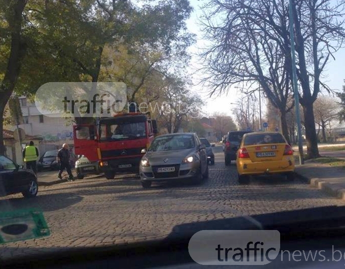 Паяк в Пловдив вдига нарушител, пречещ на движението и... попречи на движението СНИМКА