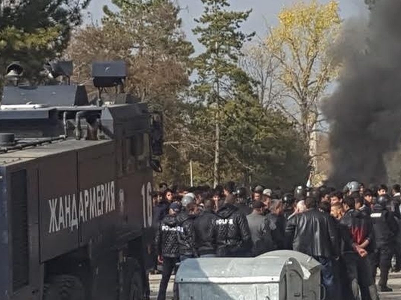 Бунт на бежанците в Харманли! Замерят с камъни жандармерия и полиция ВИДЕО и СНИМКИ