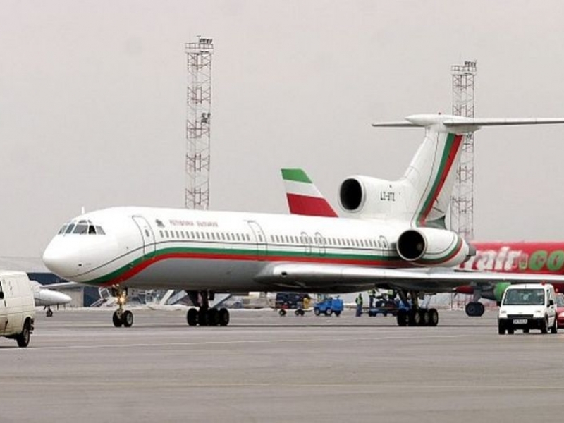 Самолетът на Борисов пукна стъкло, лети при Орбан с фалкона