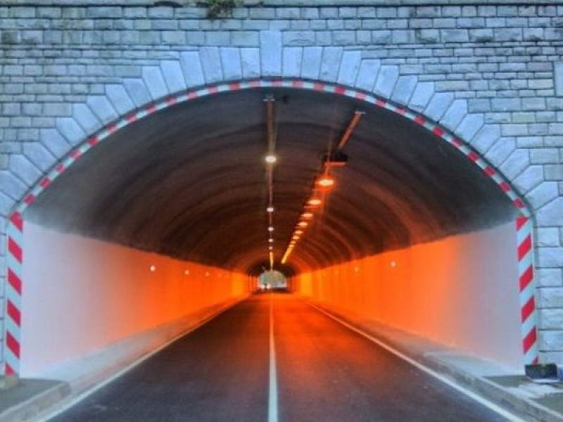 Оборудваха тунелите край Бачково със защита от извънгабаритни товари