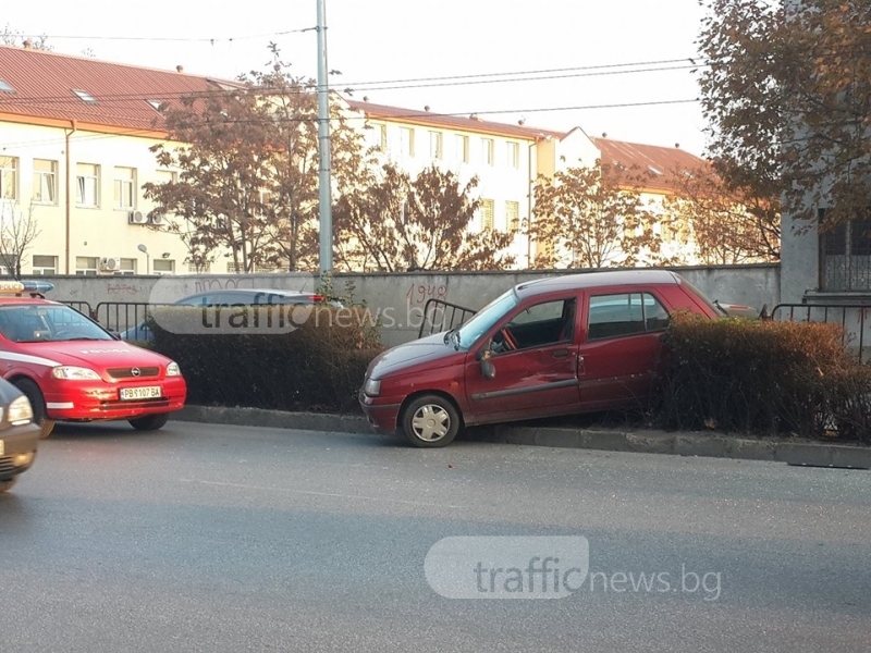 Кола се заби в мантинелата край ВСИ в Пловдив СНИМКИ