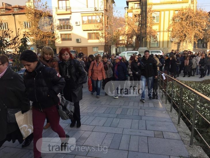 Лекари от Онкото и Първа градска блокираха Общинския съвет в Пловдив СНИМКИ