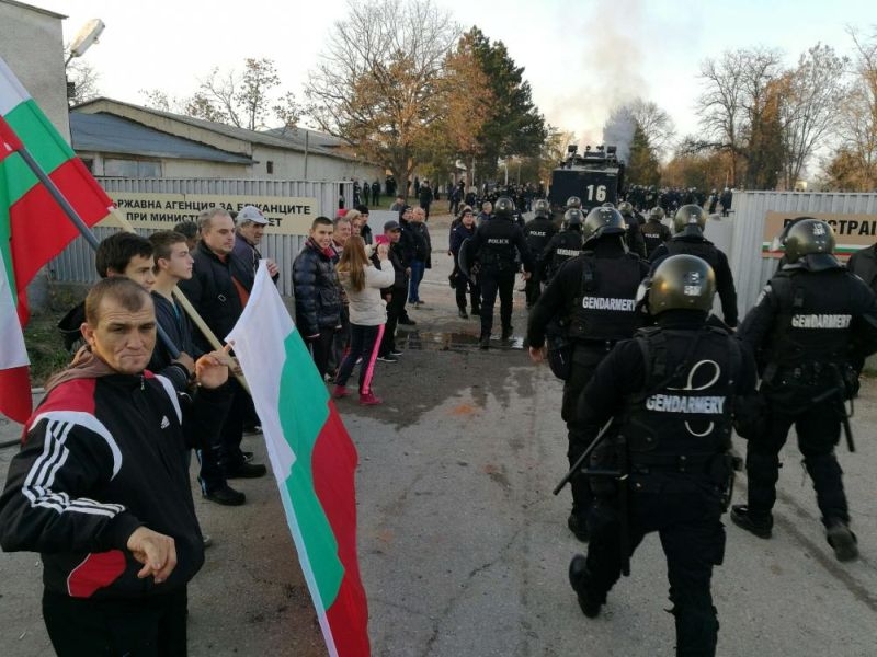 400 мигранти са задържани за безредиците в лагера в Харманли