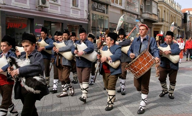 Дионисиево шествие и много вино в центъра на Пловдив днес