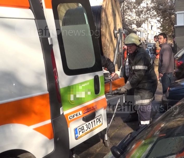 Пожарникарите свалили на ръце пострадалата при пожара в Пловдив, близките са благодарни! ВИДЕО