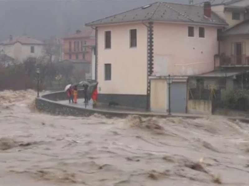 Италия под вода! Мъж загина, река раздели цял град на две ВИДЕО