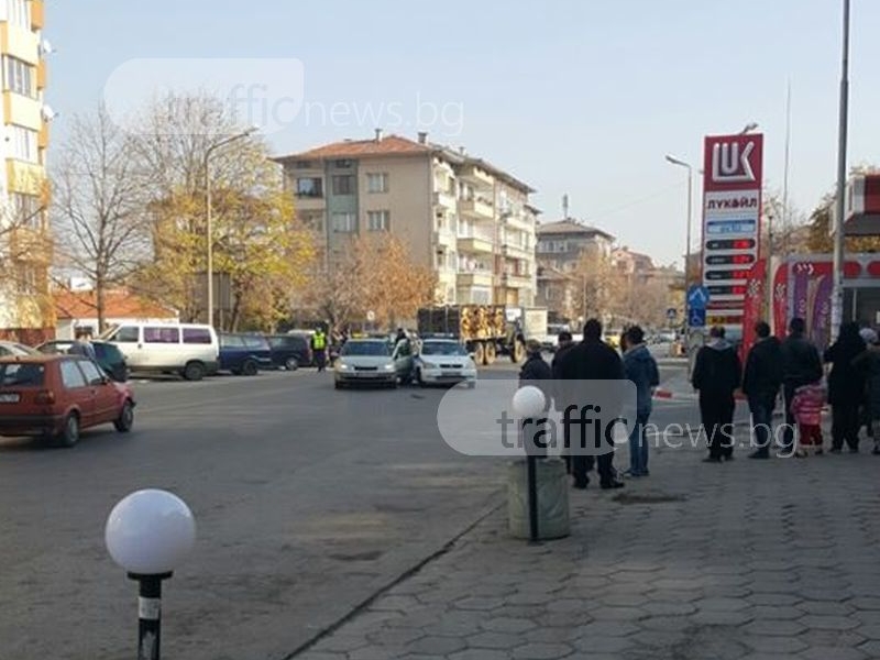 Рено отнесе патрула в центъра на Асеновград СНИМКА