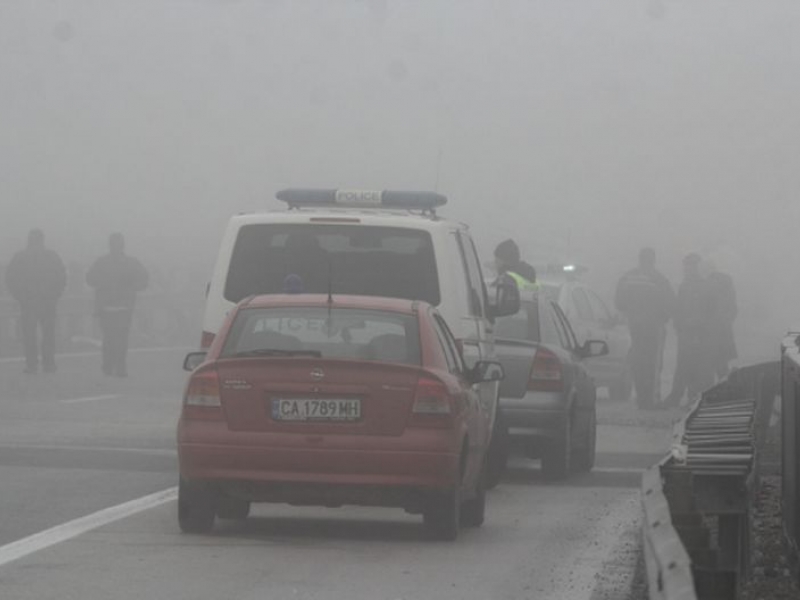 ВИДЕО от тежката катастрофа, в която кола и тир паднаха от виадукта на 