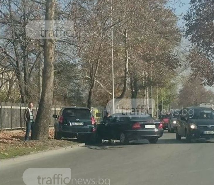 Два автомобила се помляха в Кючука СНИМКИ