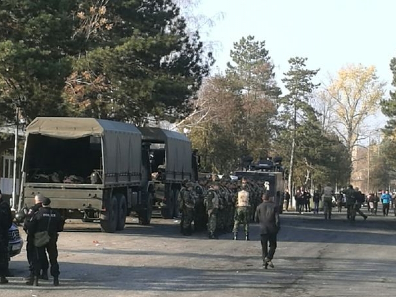 Армията влезе в бежанския център, жители на Xарманли блокираха входа
