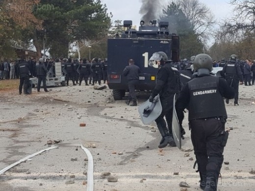 Българка скочи в защита на бежанците: Полицията ги е смляла от бой СНИМКИ