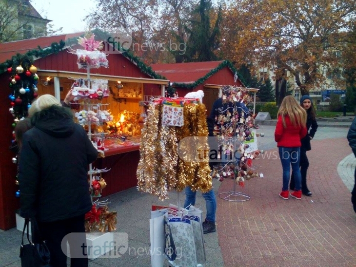Коледният дух пристигна в Пловдив! Понички, греяно вино и деликатеси изкушават на центъра СНИМКИ