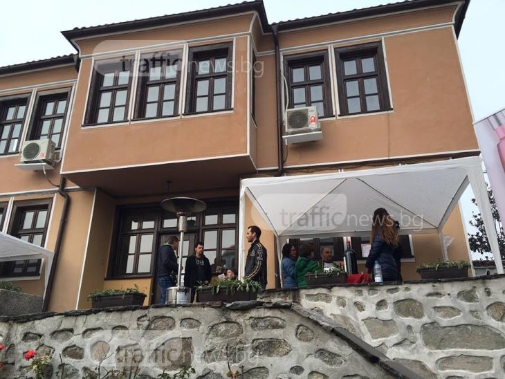 Пловдивчани дегустират над 200 вида вина в Стария град СНИМКИ