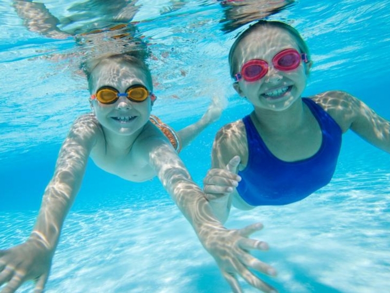 Деца и младежи с увреждания се надпреварват в плувен турнир в Пловдив