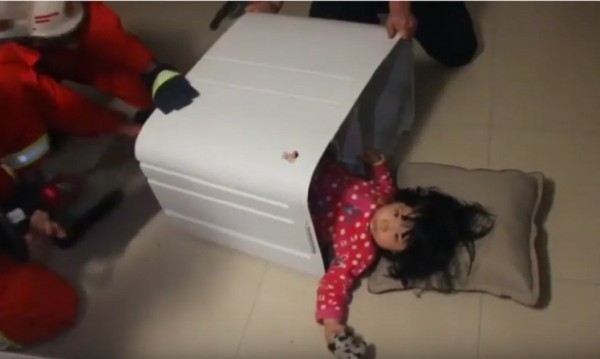 2-годишно китайче се заклещи в... пералня ВИДЕО