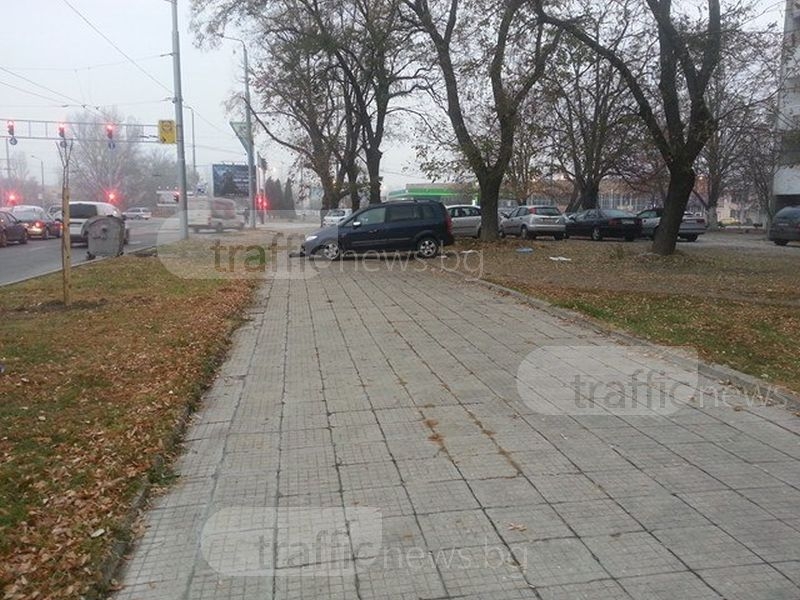 Няма такава наглост! Шофьор превърна триметров тротоар в паркинг в Кършияка СНИМКИ