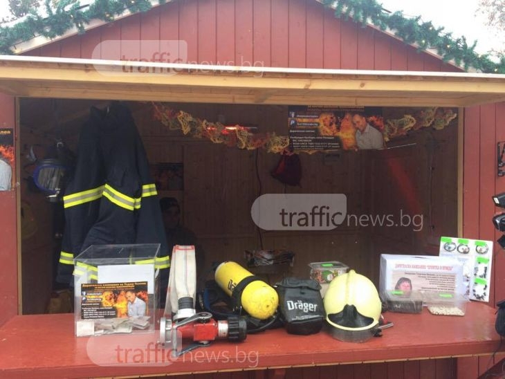 Пловдивски пожарникари дават доброволни дежурства на коледния базар, за да помогнат на Тодор ВИДЕО
