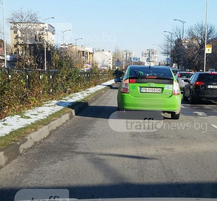 Скандал на пътя в Пловдив: Таксиметров шофьор цели автомобили с кафе СНИМКА